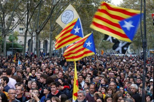Ισπανία : Στους δρόμους οι Καταλανοί μια ημέρα πριν τις εκλογές