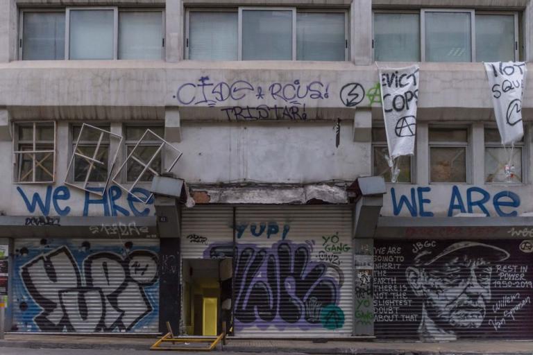 Επιχείρηση στα Εξάρχεια : Πως ζούσαν οι 138 πρόσφυγες στο υπό κατάληψη κτίριο