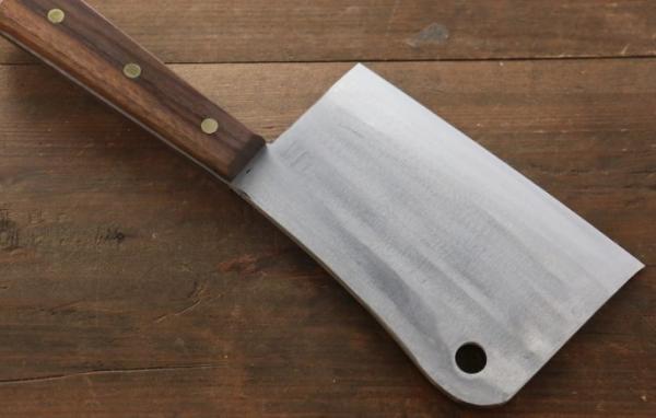 Δείτε τον κουρέα που τα παίρνει με… μπαλτά