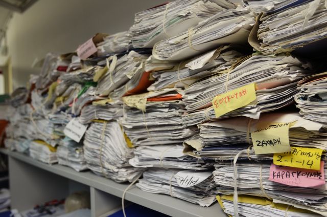 «Βικτώρια» : Στεγνώνουν με πιστολάκι τις δικογραφίες στο Πρωτοδικείο Αθηνών