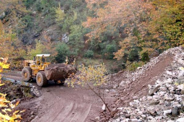Ζαχλωρού Καλαβρύτων : Εκτεταμένη κατολίσθηση – Κλειστός ο δρόμος
