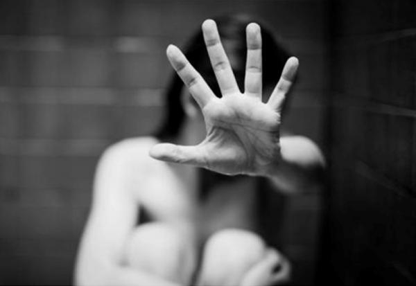Σοκάρει η 19χρονη στη Σαλαμίνα : «Μου έδεσαν τα χέρια και με βίασαν»