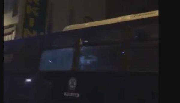 «Πάρτι» μέσα σε κλούβα των ΜΑΤ με… φωτορυθμικά και σκυλάδικα