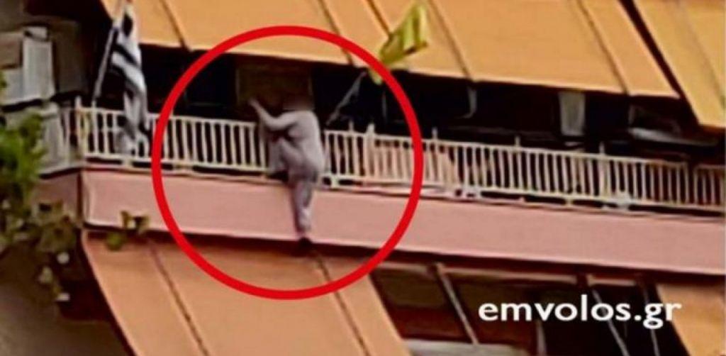 Γυναίκα βρέθηκε να κρέμεται από το μπαλκόνι του σπιτιού της