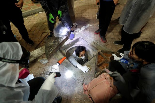 Χονγκ Κονγκ : Διαδηλωτές φεύγουν από τους υπονόμους για να σωθούν