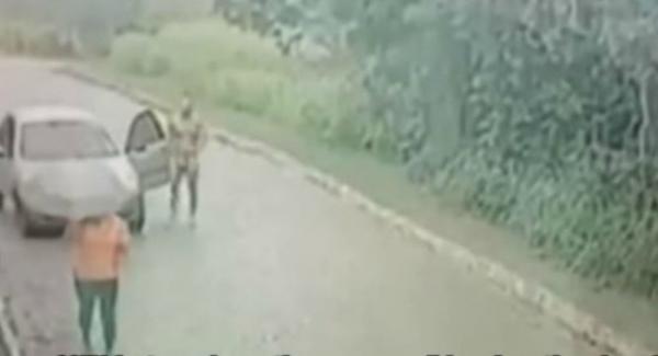 Ολόγυμνος άντρας κυνηγά γυναίκα στη βροχή να τη βιάσει