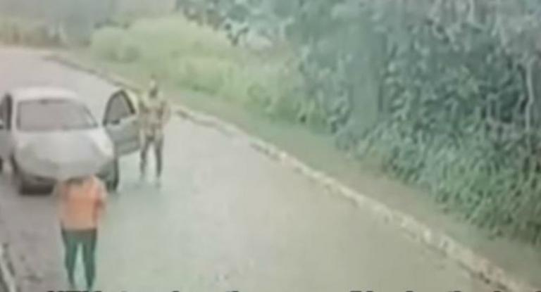 Ολόγυμνος άντρας κυνηγά γυναίκα στη βροχή να τη βιάσει