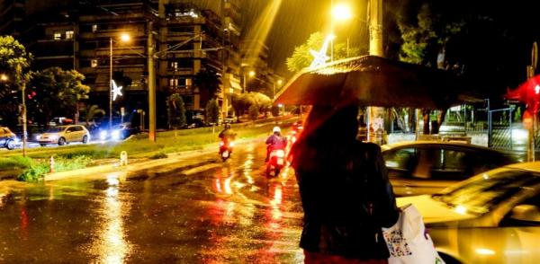 Καιρός : Κυκλοφοριακό χάος στους δρόμους της Αττικής – Πού εντοπίζονται προβλήματα