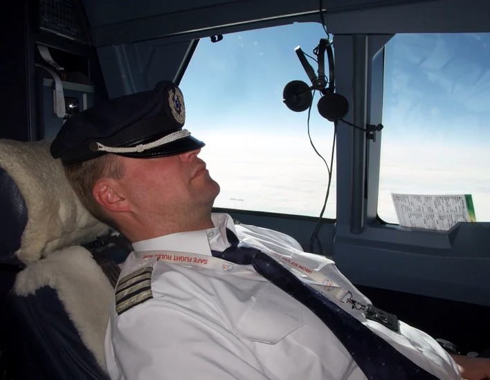 Εσείς ξέρατε πού κοιμούνται οι πιλότοι στα αεροπλάνα;