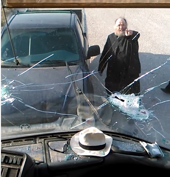 Παπάς «χούλιγκαν» σπάει πούλμαν με λοστό