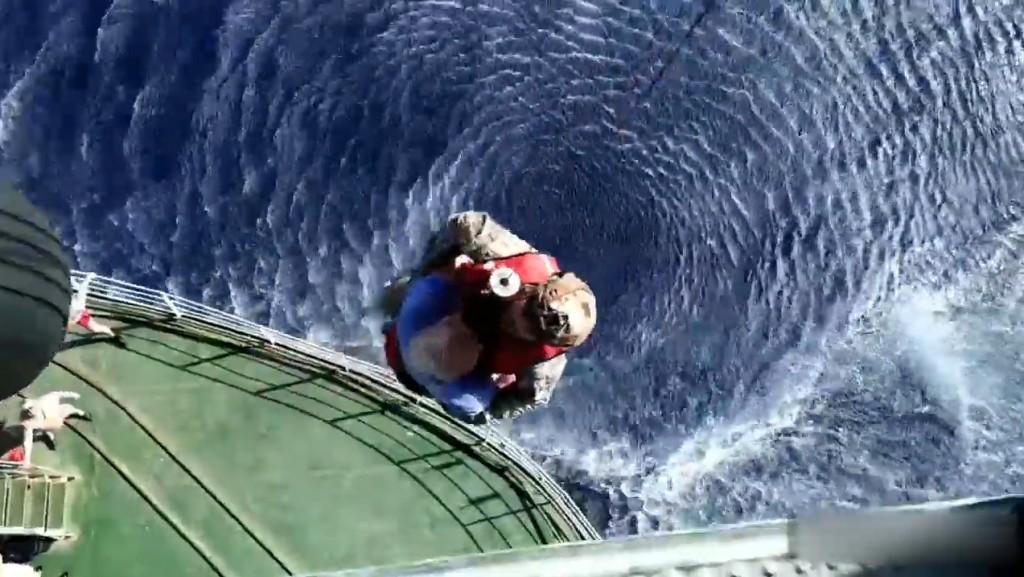 Καρέ – καρέ η αεροδιακομιδή ασθενούς από πλοίο του ρωσικού Πολεμικού Ναυτικού