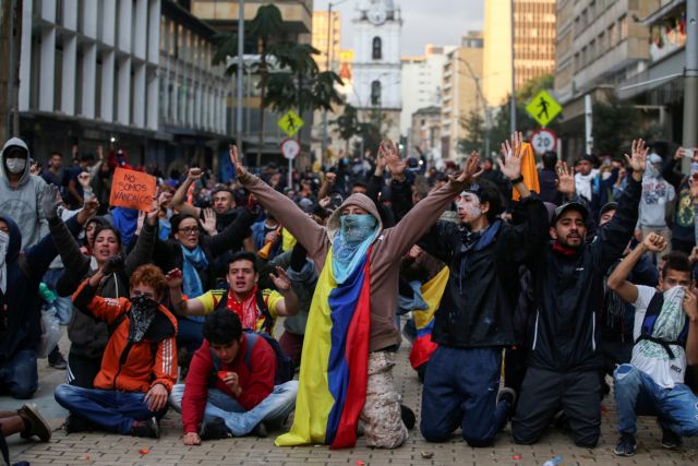 Κολομβία : Καζάνι που βράζει η Μπογοτά - Τρεις αστυνομικοί νεκροί