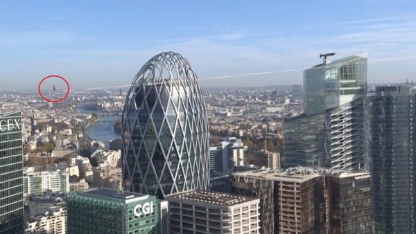 Ο σχοινοβάτης που κόβει την ανάσα – Περπατά 150 μέτρα πάνω από τη γη