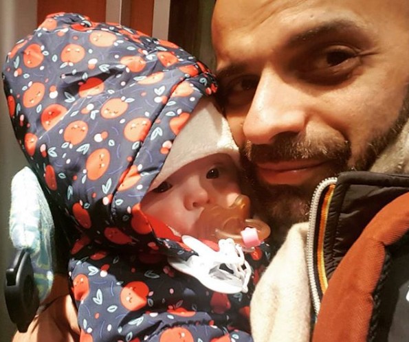 Η συγκινητική ιστορία ομοφυλόφιλου που υιοθέτησε μωρό με σύνδρομο Down