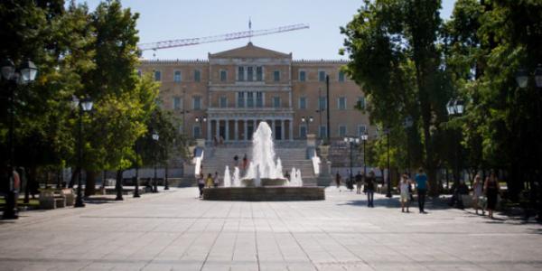 Πλατεία Συντάγματος : Επιχείρηση καθαριότητας από τον Δήμο Αθηναίων