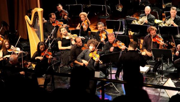 Ρεμπέτικο… με ήχο συμφωνικό στο Δημοτικό Μουσικό Θέατρο «Μαρία Κάλλας»