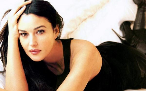 Eva Padlock : Φωτιά βάζει η «διάδοχος» της Μόνικα Μπελούτσι