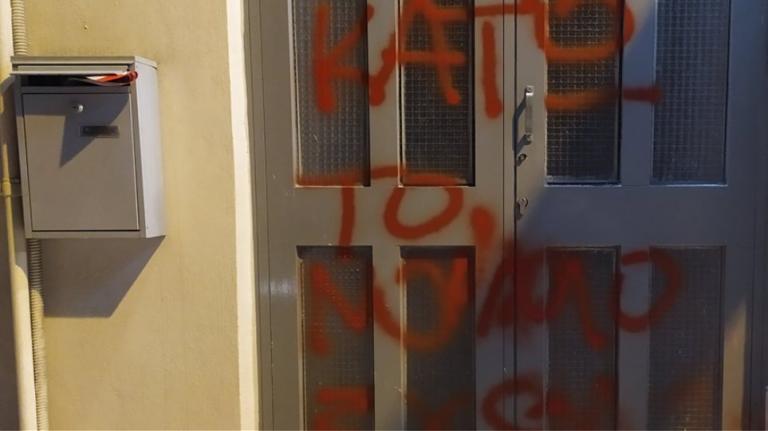 Βανδαλισμοί στο γραφείο του υφυπουργού Παιδείας στα Χανιά