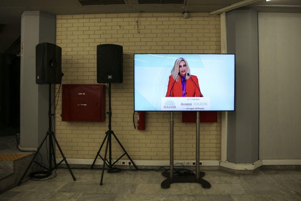 ΠΑΣΟΚ : Η Φώφη έριξε το γάντι, ο Γερουλάνος το σήκωσε, ο Ανδρουλάκης της έδωσε χρόνο