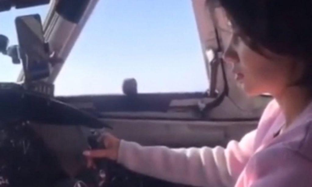 Πιλότος έδωσε τον έλεγχο του αεροπλάνου σε 20χρονη