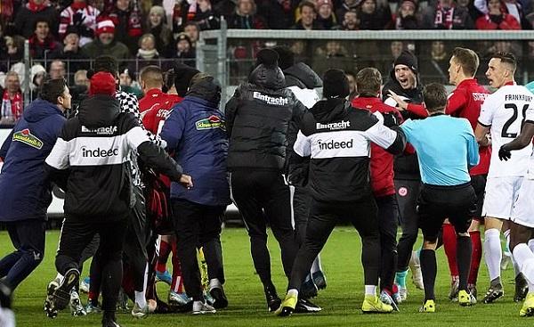 Τιμωρία 7 αγωνιστικών στον Άμπραχαμ για το χτύπημα στον προπονητή της Φράιμπουρκ (pics+vid)