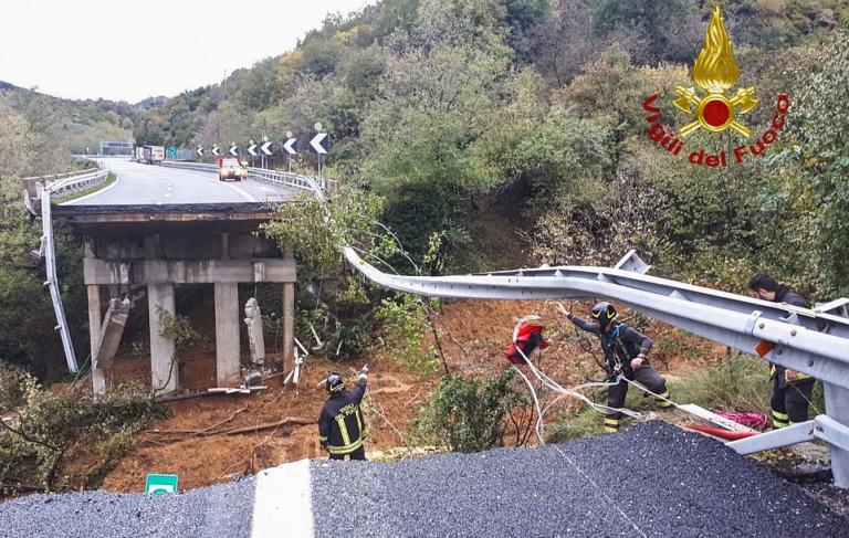 Ιταλία : Κατέρρευσε γέφυρα από την κακοκαιρία