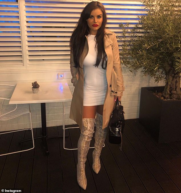 Έκλεψαν πανάκριβα ρούχα από μοντέλο ανοίγοντας τρύπα στη στέγη του σπιτιού