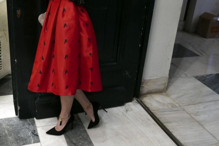 Τι είναι το «upskirting» που θα αποτελεί ποινικό αδίκημα;