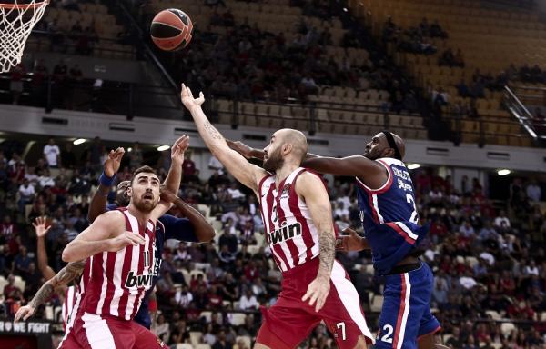 Σπανούλης: «Πλέον, φοβάμαι περισσότερο τα αεροπλάνα γιατί σκέφτομαι την οικογένειά μου» (vid)