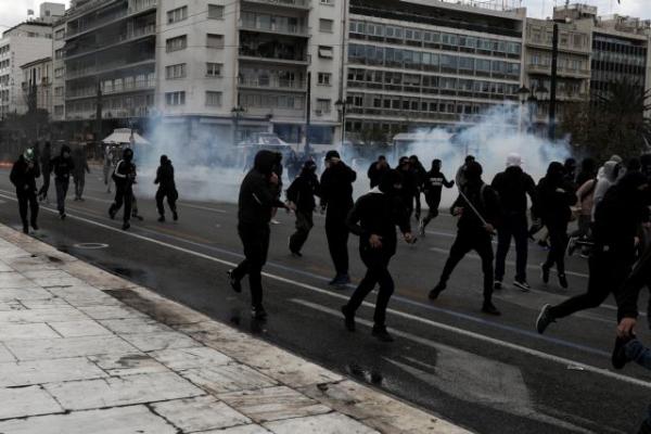ΑΣΟΕΕ: Καταδρομική επίθεση νεαρών εναντίον διμοιρίας των ΜΑΤ