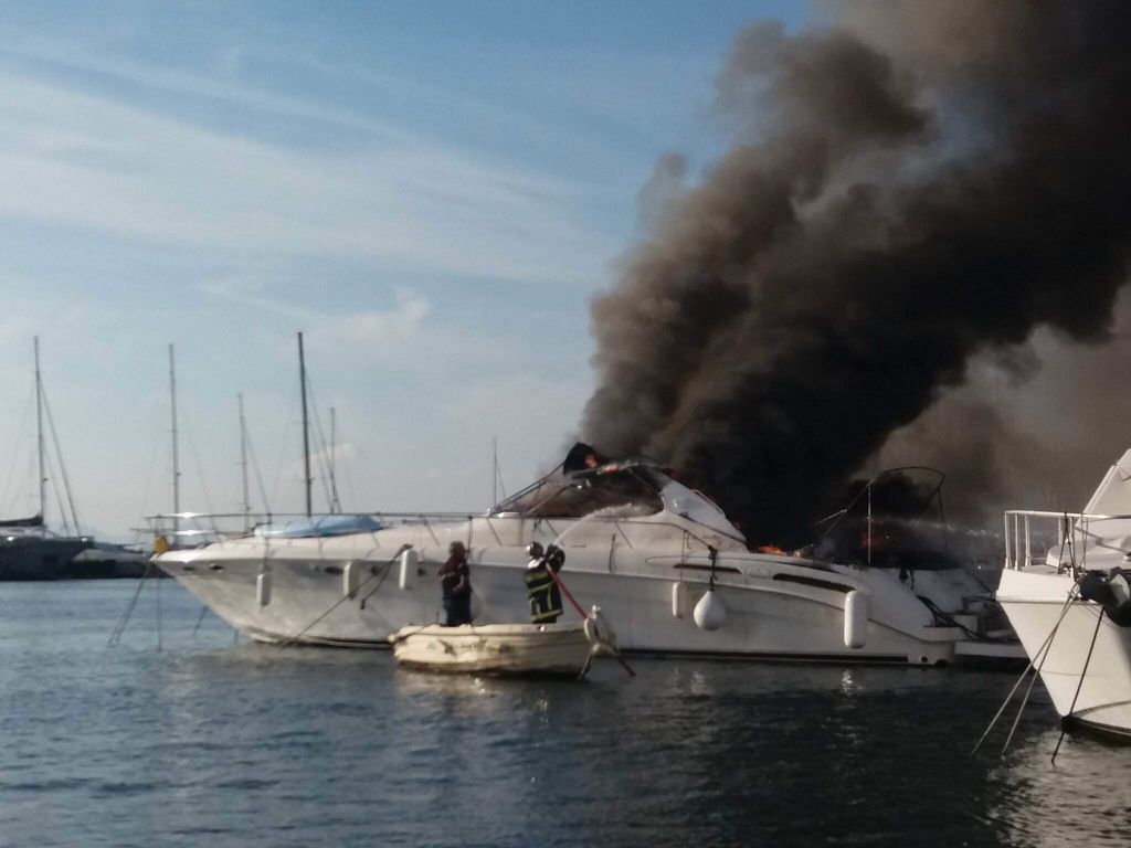 Φωτιά σε σκάφη στη μαρίνα Γλυφάδας - Γυναίκα πήδηξε στο νερό για να σωθεί