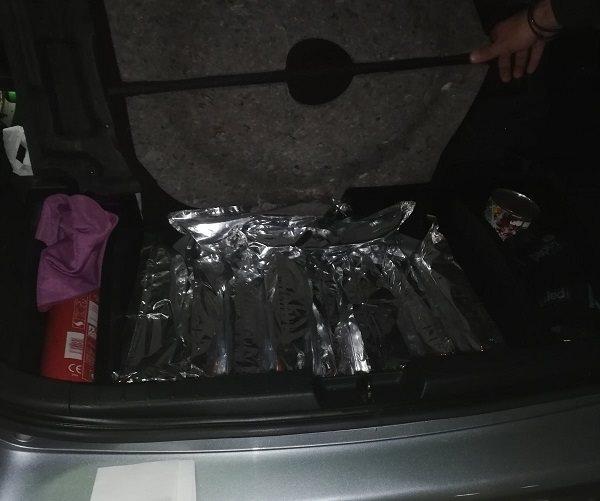 Συνελήφθη σπείρα που διακινούσε ναρκωτικά σε περιοχές της Αττικής