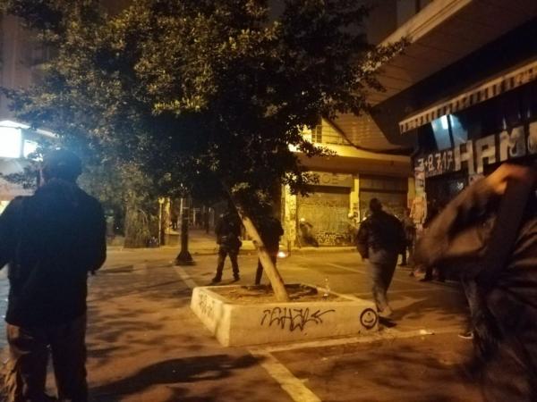 Πολυτεχνείο : Ένταση στα Εξάρχεια – Πετούν γλάστρες από ταράτσες