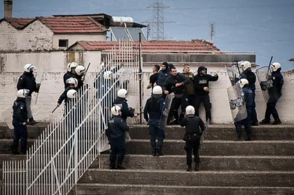 Τρίκαλα – Αιγάλεω: Σοβαρά επεισόδια μεταξύ οπαδών των φιλοξενούμενων και των ΜΑΤ (vid)