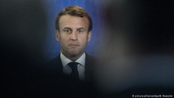 «Φλερτάρει» ο Μακρόν με την άκρα δεξιά;