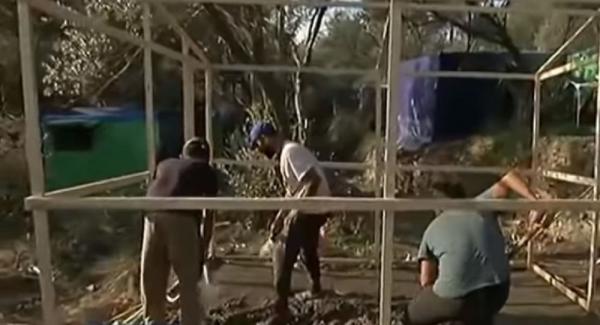 Σάμος: Πρόσφυγες χτίζουν πρόχειρα σπίτια για να προστατευτούν τον χειμώνα