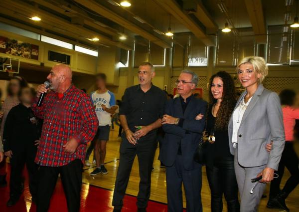 Μεγάλη γιορτή με τον Γιάννη Ζουγανέλη για τα παιδιά ειδικών σχολείων από τον δήμο Πειραιά