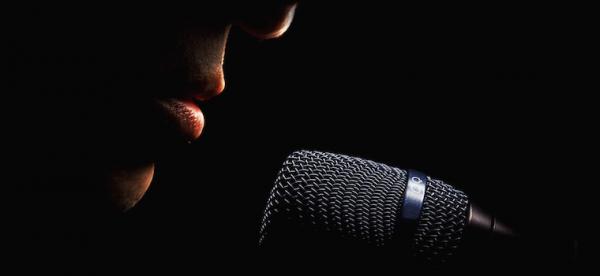 Θλίψη : Πασίγνωστη τραγουδίστρια βρέθηκε νεκρή στο σπίτι της