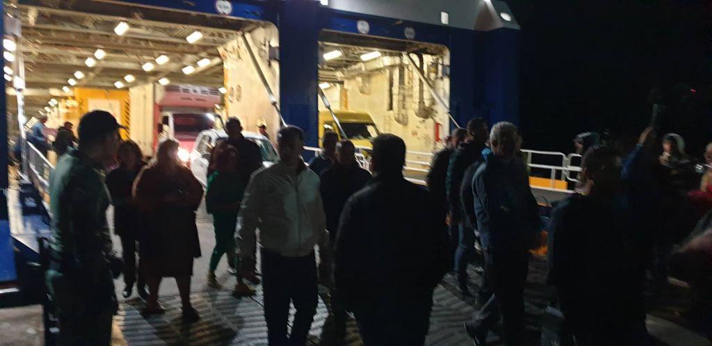 Κως : Μπλόκο με μηχανήματα του Δήμου στην αποβίβαση προσφύγων στο λιμάνι