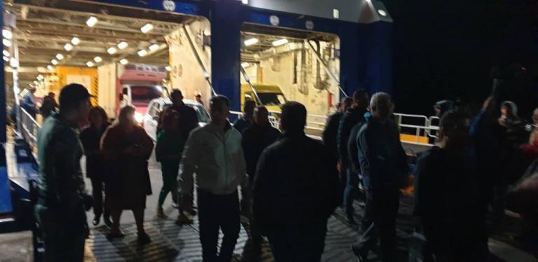 Κως : Μπλόκο με μηχανήματα του Δήμου στην αποβίβαση προσφύγων στο λιμάνι