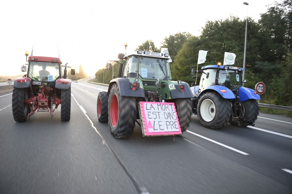 Γαλλία : Αντικυβερνητική διαμαρτυρία αγροτών - Εκατοντάδες τρακτέρ κατευθύνονται προς το Παρίσι