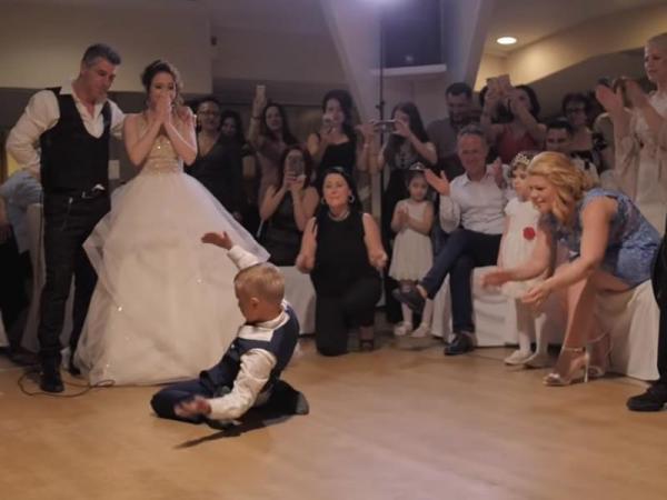 Το απίστευτο ζεϊμπέκικο ενός 8χρονου πιτσιρικά