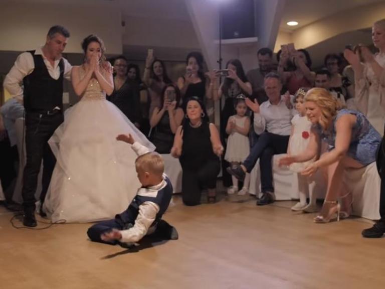 Το απίστευτο ζεϊμπέκικο ενός 8χρονου πιτσιρικά