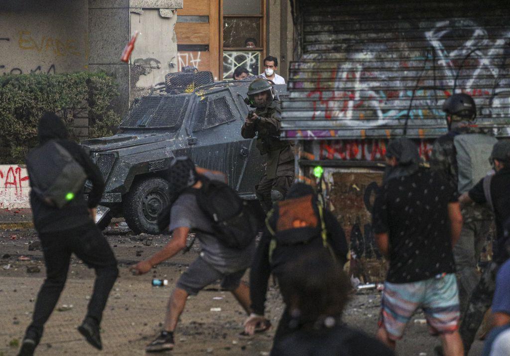 Χιλή: Διαδηλωτής πέθανε αβοήθητος – Η αστυνομία εμπόδισε νοσοκόμους να προσφέρουν βοήθεια