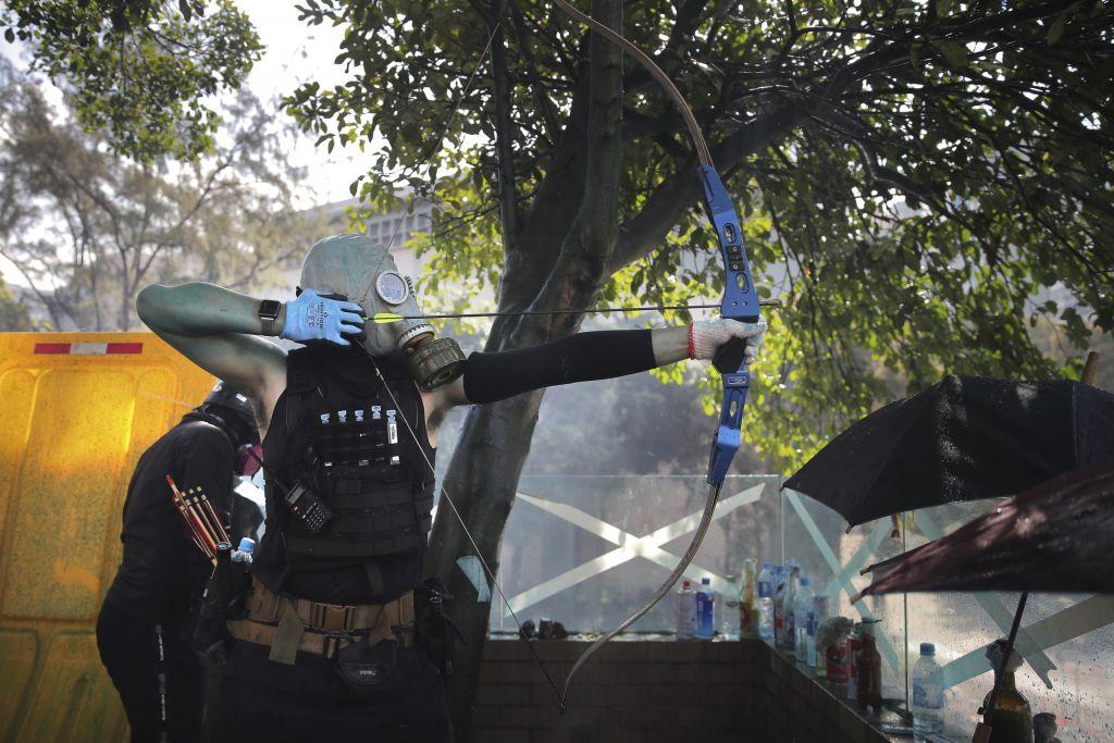 Συνεχίζονται οι συγκρούσεις στο Χονγκ Κονγκ – Βέλη και μολότοφ κατά των αστυνομικών