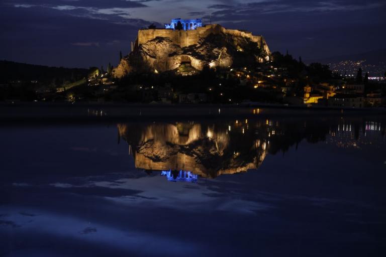 Ακρόπολη: Φωταγωγήθηκε μπλε για τα Δικαιώματα του Παιδιού