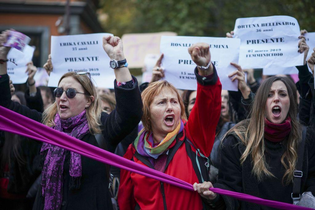 Ρώμη: Χιλιάδες διαδηλωτές στους δρόμους κατήγγειλαν τη βία κατά των γυναικών