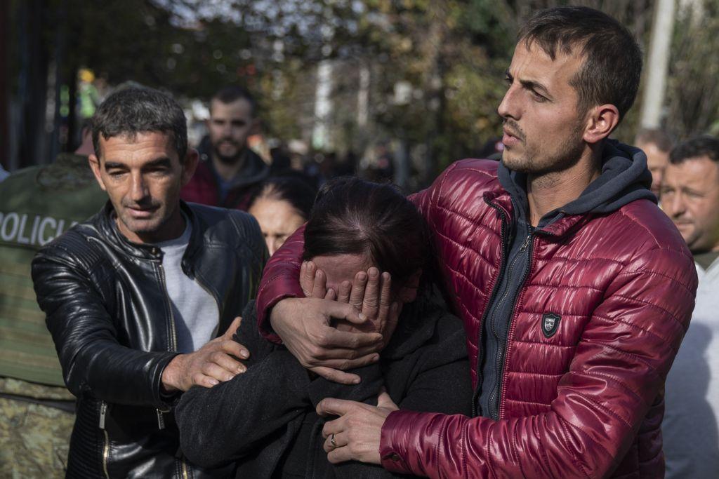 Αλβανία : Ραγίζουν καρδιές οι ιστορίες των σεισμοπαθών – «Δεν ξέρει ότι σήμερα κηδέψαμε την κόρη της…»