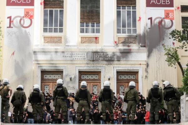 Στο αυτόφωρο ο φοιτητής που συνελήφθη στα επεισόδια στην ΑΣΟΕΕ