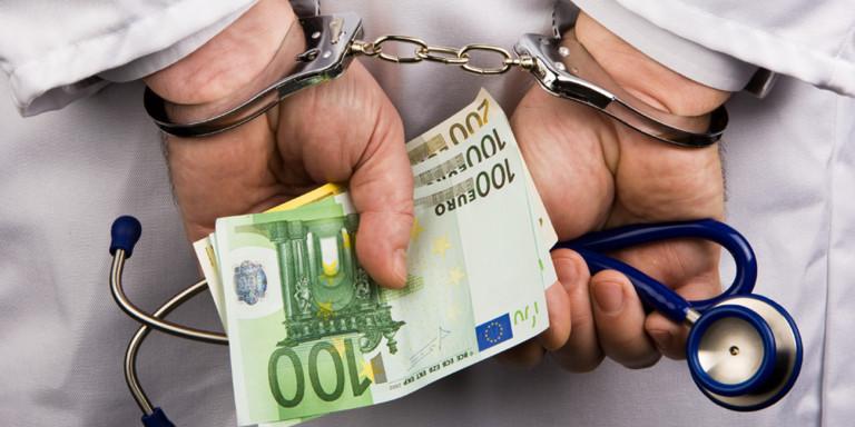 ΠΑΓΝΗ: Σάστισε ο γιατρός με το φακελάκι μπροστά στους αστυνομικούς –Τι τους είπε